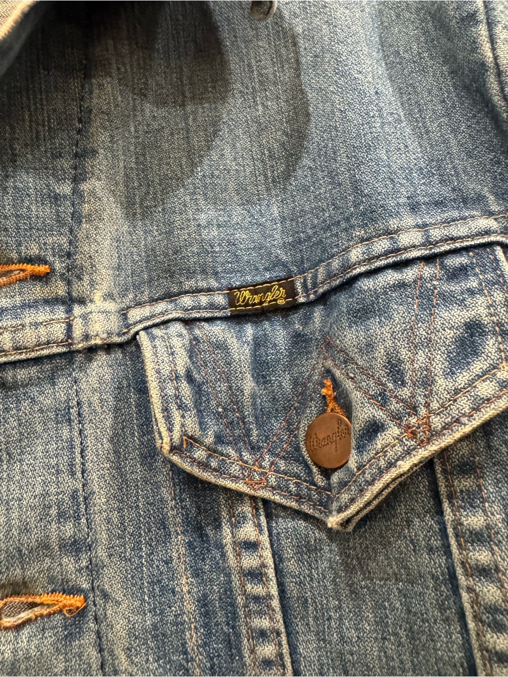 Wrangler Men’s Denim Jacket in Light Blue with Contrast Stitching. Vintage!